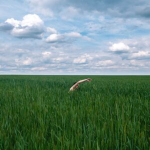 swinning un the sea of grass